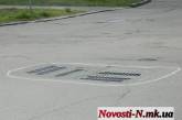 В Николаеве снова обвели краской ямы на дорогах: водителям — помощь, дорожникам — укор