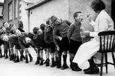 Дети принимают рыбий жир. СССР, 1960 г. ФОТО