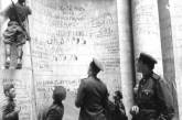 Советские солдаты оставляют надписи на Реи&#774;хстаге. 1945 г. ФОТО