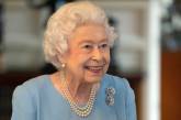 Королева Елизавета II вышла в свет с тростью принца Филиппа (ФОТО)