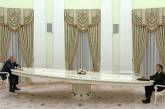 Огромный стол Путина на встрече с Макроном высмеяли фотожабами 
