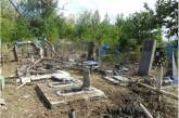 Дальнобойщик, сбивая кладбищенские кресты, прорвался в Крым (фото)