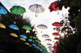 Красота: в Берегово появилась улица летающих зонтиков (ФОТО)