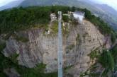 Самый длинный стеклянный мост в мире, расположенный на высоте 180м. ФОТО