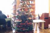 В библиотеке на Одесщине собрали новогоднюю елку из книг. ФОТО