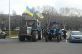 В Одессе участники пикета пригнали под облсовет тракторы. ФОТО