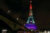 Эйфелева башня в цветах ЛГБТ-флага. ФОТО