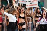 Австралийские девушки в белье призывают голосовать за однополые браки. ФОТО