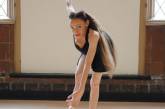 Профессиональная танцовщица с серьезными пороками развития костей. ФОТО