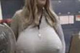 Учительницу отстранили от работы за то, что она носила в школе огромную фальшивую грудь (ФОТО)