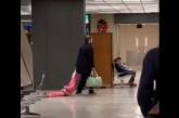 Трудный ребенок в виде багажа: видео, которое рассмешило сеть (ВИДЕО)