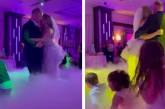 Дети, веселящиеся в искусственном дыму, едва не сорвали первый танец жениха и невесты (ВИДЕО)