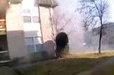 Полицейские поймали мальчика, которого отец выкинул из окна загоревшегося дома (ФОТО)