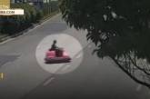 Женщина ехала на детском автомобиле по оживленной трассе в Китае (видео)