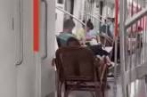 Ради дополнительного комфорта пассажир метро взял с собой кресло-качалку (ВИДЕО)