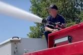 Пожарные помогли детям справиться с летней жарой (ВИДЕО)