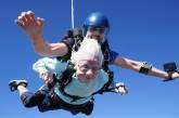 104-річна американка стрибнула з парашутом (фото)