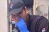 Працівник відомої піцерії поколупався в носі і витер палець об тісто – відео