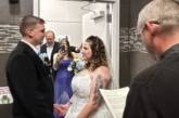 Пара влаштувала весілля у туалеті заправки – відео