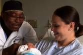 Акушер вітає кожного новонародженого піснею, що надихає (ВІДЕО)