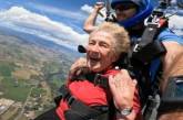 84-річна бабуся-екстремалка планує 1000 разів стрибнути з парашутом – фото, відео