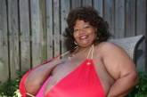 Жінка з найбільшими натуральними грудьми у світі: який вона має вигляд та вага бюсту (фото)