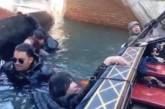 Хотіли найкращі селфі: у Венеції туристи перекинулися на гондолі та впали у холодну воду (відео)