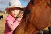 Трирічна дівчинка дуже любить коней і заспівала їм пісню, від якої вони зомліли від задоволення