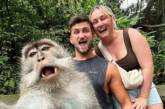 Мавпа зробила селфі з приголомшеними туристами – кумедне фото
