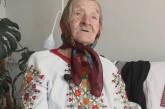 93-річна жінка вишиває сорочки для усієї родини