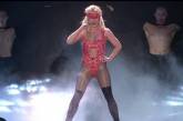  Бритни Спирс блистает на сцене в откровенном красном боди
