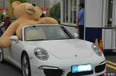 Парень на Porsche попытался завоевать девушку с помощью гигантского медведя. фото
