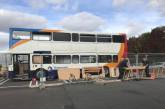 Списанный двухэтажный автобус превратили в ночлежку для бездомных. ФОТО