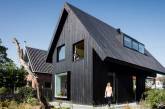 Чёрный деревянный дом в Амстердаме. ФОТО