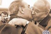 Самые известные поцелуи Брежнева. Фото