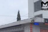 В России новогоднюю елку установили на крыше. ФОТО