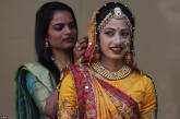 Сотни невест связали себя узами брака в Индии. ФОТО