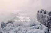 Умопомрачительное зрелище - замерзший водопад Ниагара. ФОТО