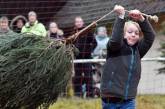 В Германии вновь соревновались в метании новогодних елок