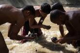 Молодые венесуэльцы ищут металл в реке. ФОТО
