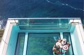 Бассейн со стеклянным дном на 150-метровой высоте. ФОТО
