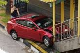 В Сингапуре автоледи врезалась в стену, испугавшись таракана. ФОТО