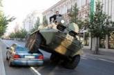Мэр Вильнюса на БТР раздавил неправильно припаркованный автомобиль