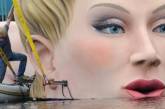 В Гамбурге установили необычную скульптуру блондинки в воде