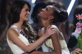 Мисс Украина поздравляет Мисс Ангола с победой