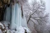 Мороз превратил водопады Украины в льдины. Фото