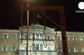 Греки соорудили перед парламентом виселицы и обещают повесить депутатов