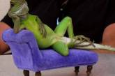 Элегантная ящерица научилась сидеть на диване подобно человеку