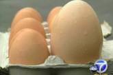 Курица пять дней "рожала" огромное яйцо
