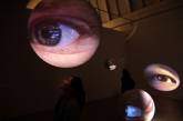 В США разрабатывают линзы, которые смогут транслировать информацию непосредственно в глаз
